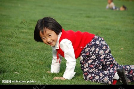 草地上玩耍的小女孩