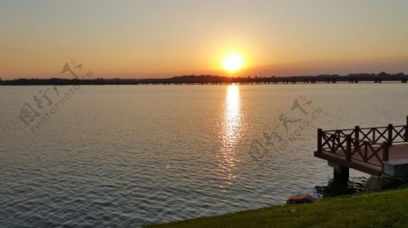 黄昏夕阳湖面