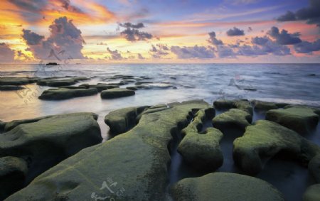 海滩石头夕阳美景