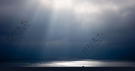 海边晚霞光芒风景