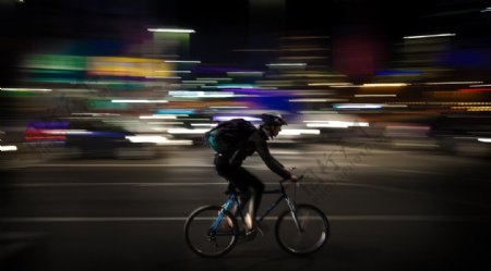 夜晚道路上骑自行车的人