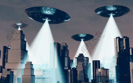 UFO飞行在城市上空高清