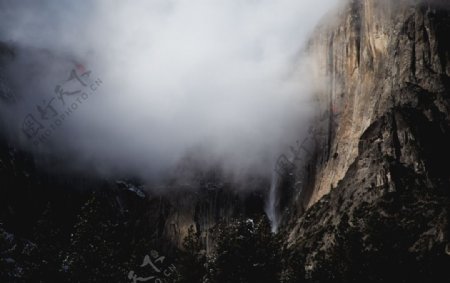 山峰雾霾