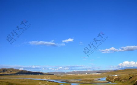 草原河流和蓝天