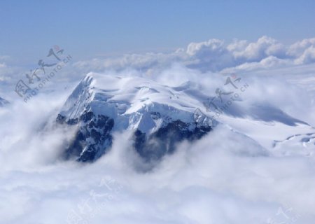 云雾中的雪山