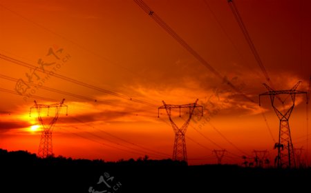 夕阳下电塔照片