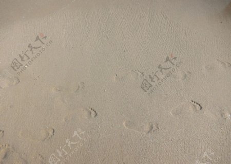沙滩上的情侣脚印