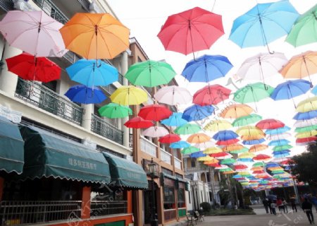 景区商业街悬挂彩色伞布置
