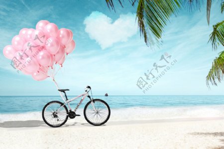 海边带着气球的自行车