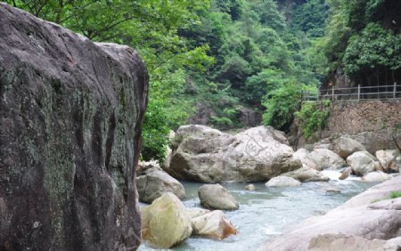溪水石头