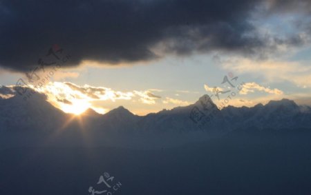 夕阳下的牛背山风光