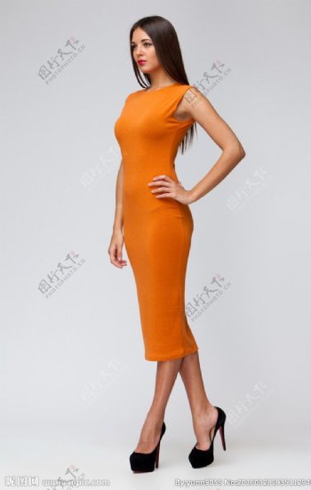 橙色裙子女人