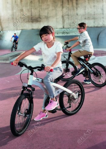 骑自行车玩耍的孩童