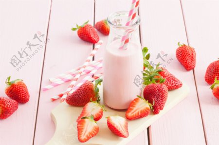 草莓奶昔饮品