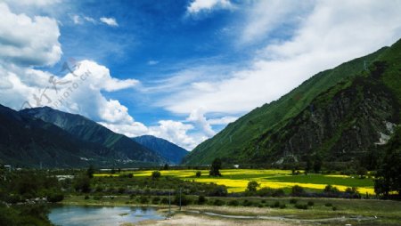 西藏尼洋河河畔米拉山口
