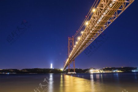 大江河的吊桥
