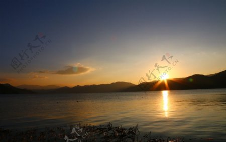 日出泸沽湖