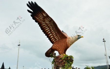 飞鹰雕像