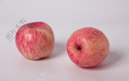两个红苹果