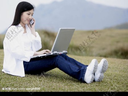 青春少女之草地玩电脑接电话