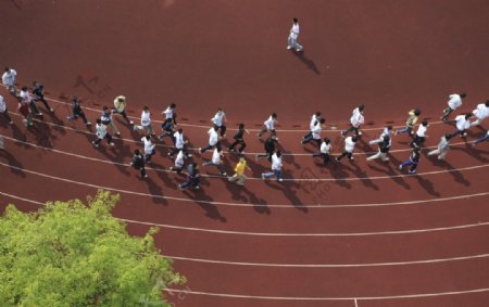 运动场学生跑步