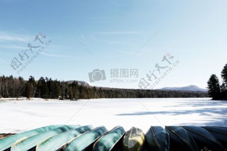 白天蓝皮划艇靠近雪