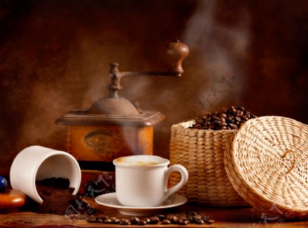 咖啡豆与咖啡研磨器图片