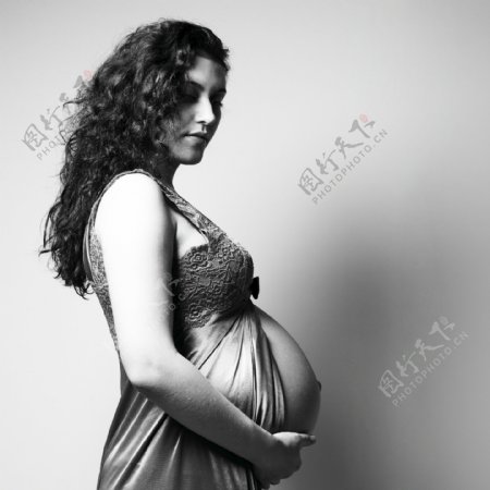 怀孕的时尚美女图片