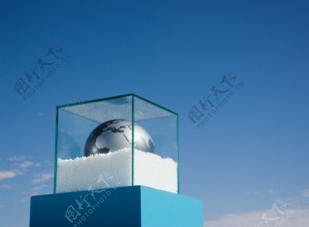 玻璃框内的白色泡沫与灰色地球图片