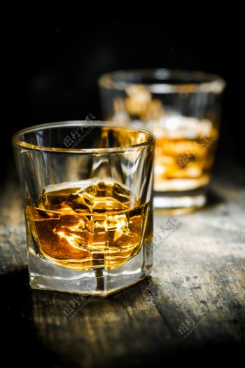 加冰块的威士忌洋酒图片