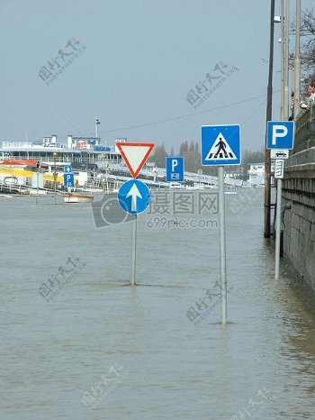 洪水中的交通标志
