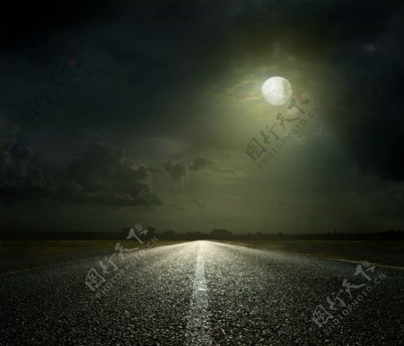 月光下的公路图片