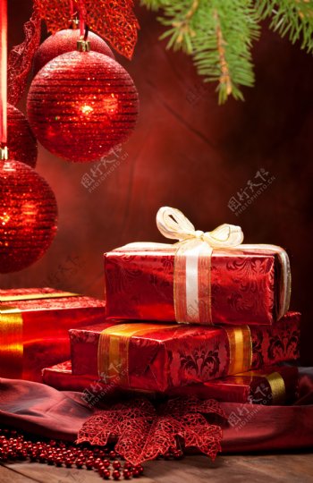 红色圣诞球与礼物图片