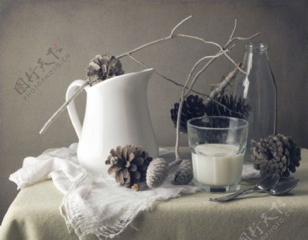 桌子上的茶具与松果图片