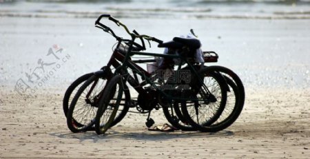 沙滩上的自行车