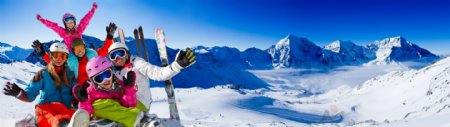 滑雪的人物与雪山风景图片