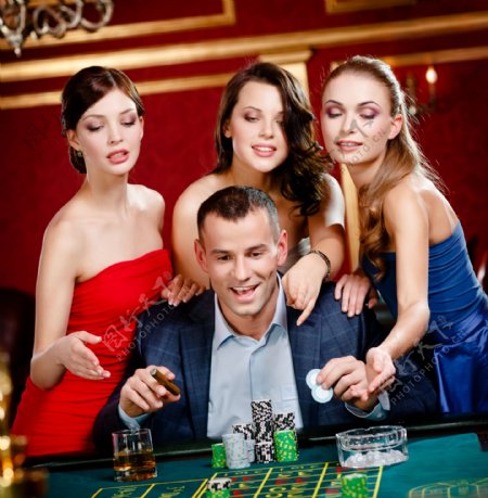 正在赌博的外国男人和美女图片