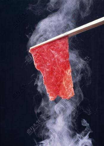 筷子夹住的瘦肉图片