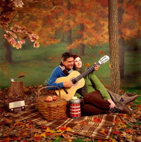 秋天树林里的夫妻图片