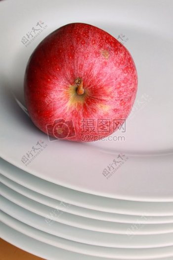 碟子里的红苹果