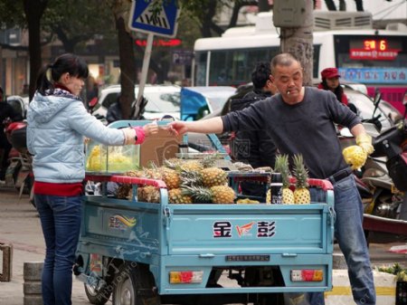 水果商贩正在卖菠萝