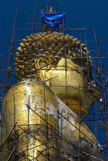 建造中的金色佛像