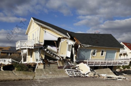 倒塌的房子图片
