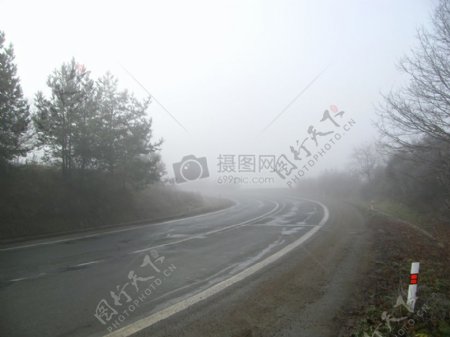 薄雾笼罩的公路