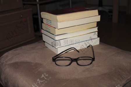 论眼镜与看书
