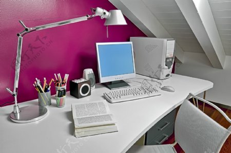 桌子上的台灯与电脑图片