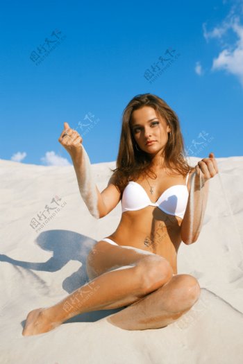 沙滩上的性感美女图片
