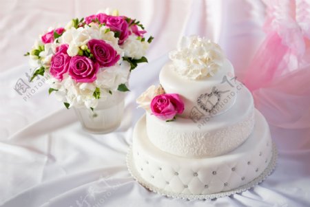 婚礼蛋糕与鲜花图片