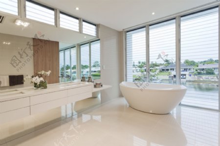 白色系列宽敞景窗浴室设计图片