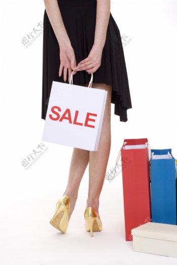 购物女性提着的手提袋特写图片